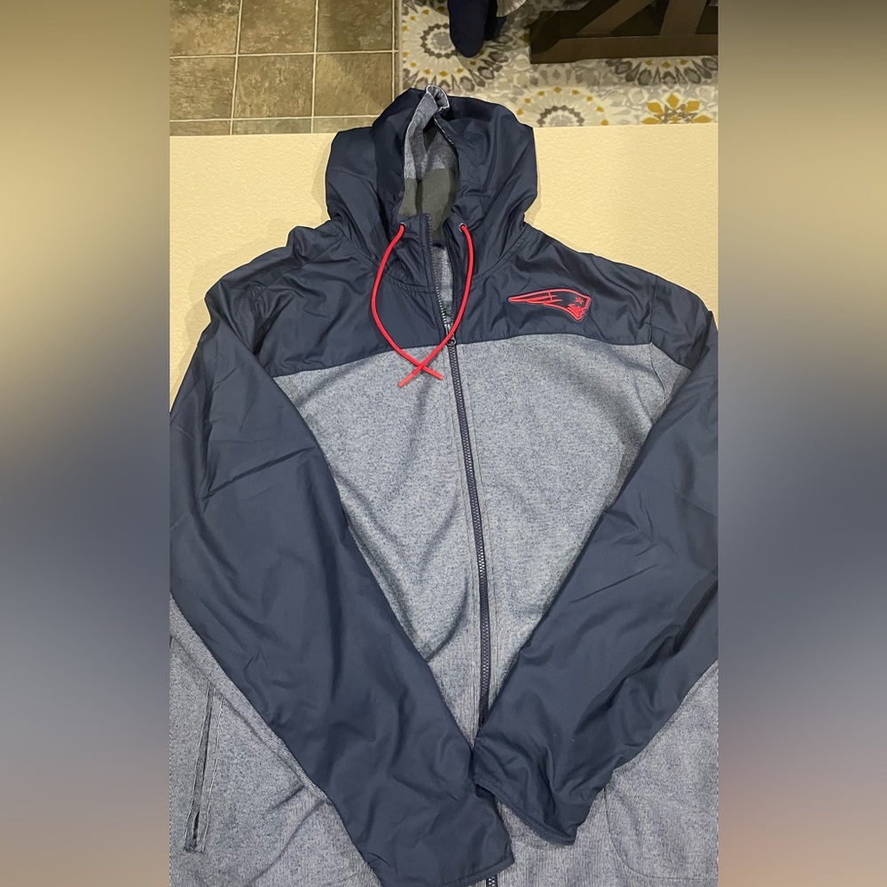 New England Patriots Nike jacket w/hoodie. Very nice! MENS 3XL